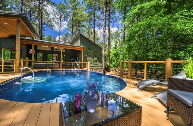 Shaded Pines Retreat w/NEW Pool, Hot Tub,Fire Pit Sleeps 8