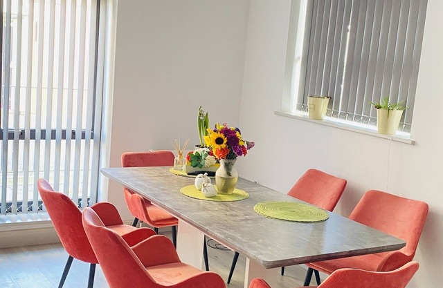 Shadwell - walking distance to Tower Bridge, two stations in close proximity