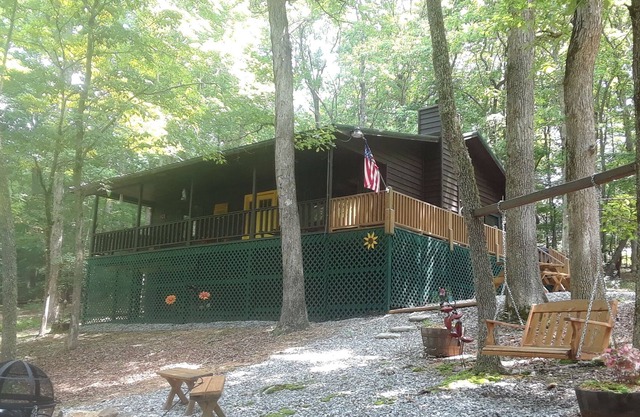 Shady Acre Retreat-Hot Tub-Firepit-Fireplace-Close to town-Paved access, Wi-Fi.