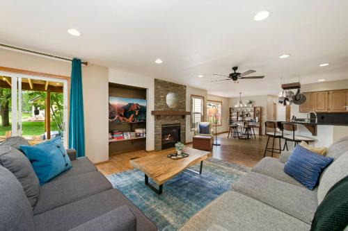 Shady Grove with 4 King Beds, Dog Run and Outdoor Fun