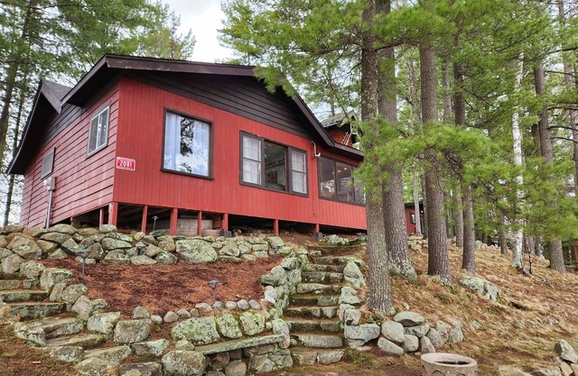 Shady Rest Cabin #2, lakefront, firepit, sleeps 6, pets welcome, sandy beach