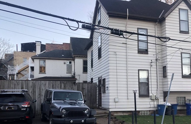 Shadyside 2 bedrooms with a bonus room with bed off living room
