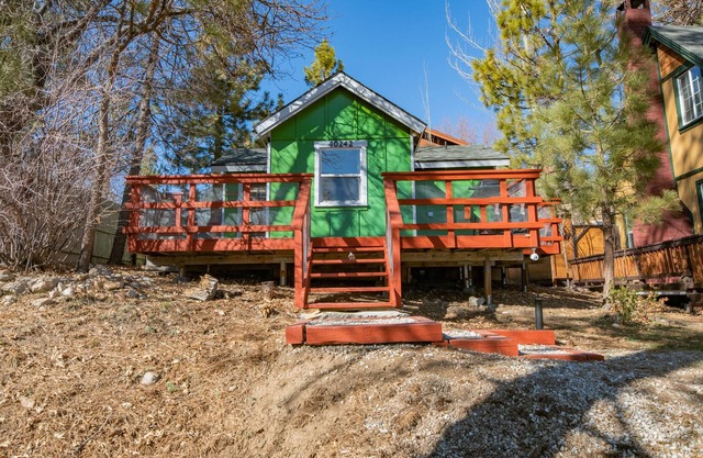 Shamrock Cottage - Adorable cottage is close to the lake, marinas, and village with mountain views!