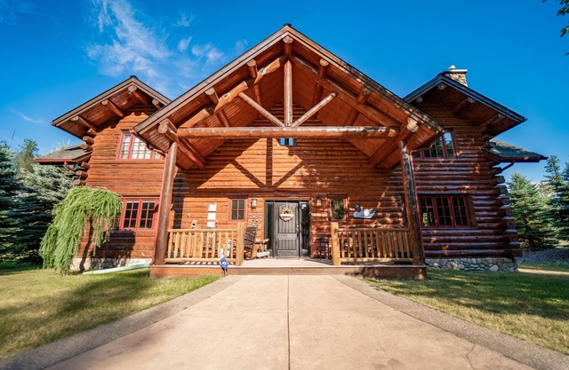 Shangrilog - Cabin with Mountain View & Lake Front Property