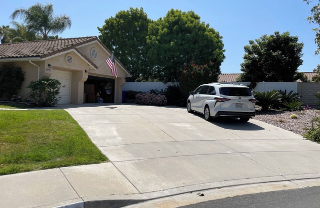 Shared Charming 1-bedroom in wonderful Oceanside with AC, WiFi