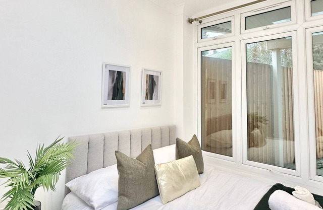 Shared London Charm: Stylish Room in Spacious Home