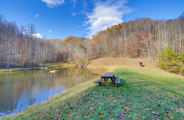 Shared Pond & Trails: Rosedale Cottage!