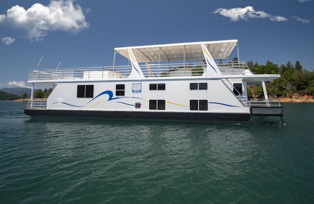 Shasta Marina at Packers Bay Sumerset Houseboat.