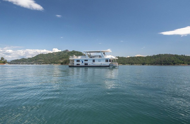Shasta Marina's Thoroughbred Houseboat,