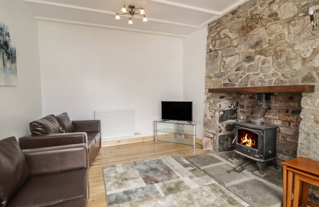 SHAW COTTAGE, pet friendly, character holiday cottage in New Abbey
