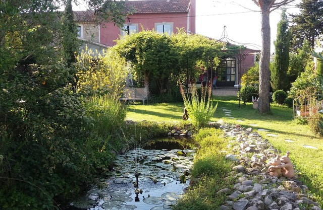 Shed renovated with charm, swimming pool and bucolic garden at the foot of the Luberon