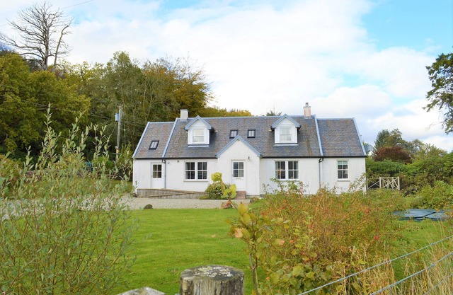 Shelduck Cottage, shoreline location, pet friendly, sleeps 7