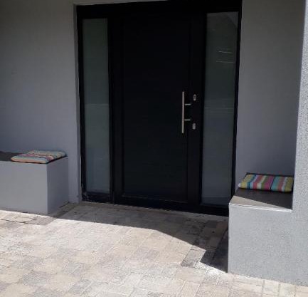 Shell Cottage a stone's throw from the beach