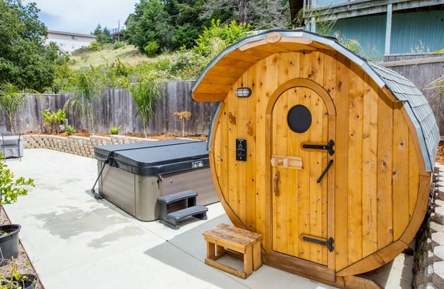 Shelter Cove Ocean View Retreat with Hot tub and Sauna