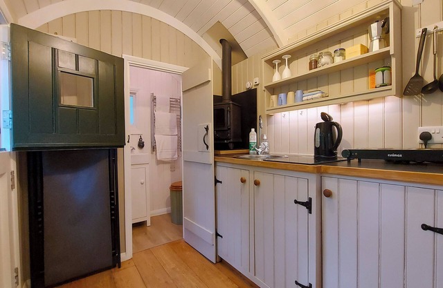Shepherd hut, wood stove, fire pit, BBQ in small woods. 1066 Country/High Weald.