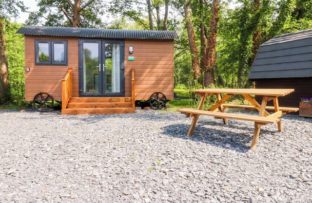 SHEPHERDS HUT 2, romantic, country holiday cottage in Garstang