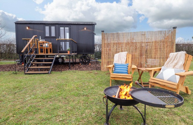 SHEPHERDS HUT - OAK, romantic, with hot tub in Lincoln