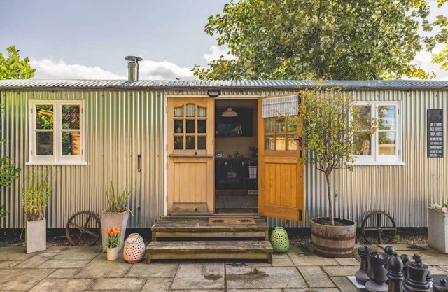 Shepherds Hut with Hot Tub Retreat