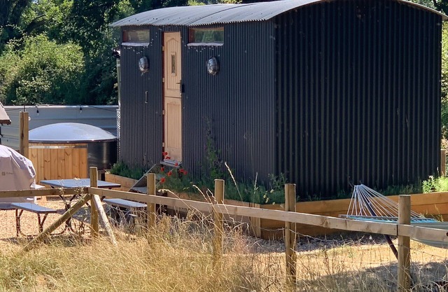 Shepherds Hut with Scandinavian Hot Tub and hydromassager