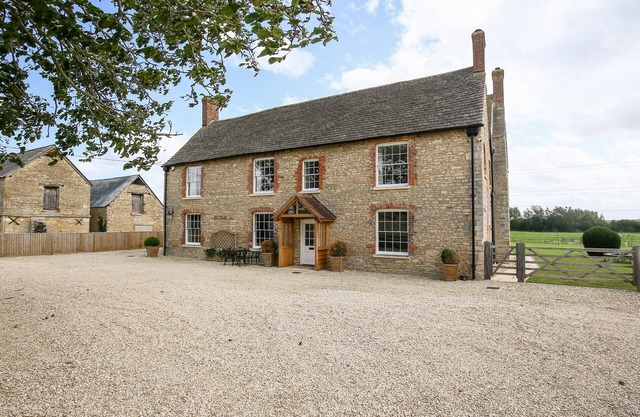 SHIFFORD MANOR FARM, pet friendly in Bampton, Oxfordshire
