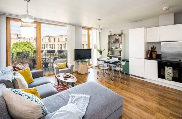 Shiny and Comfy stay with Underground links nearby!