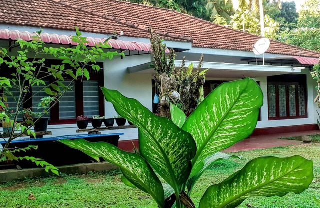 ship house offers easy beach access and nearby train stations.