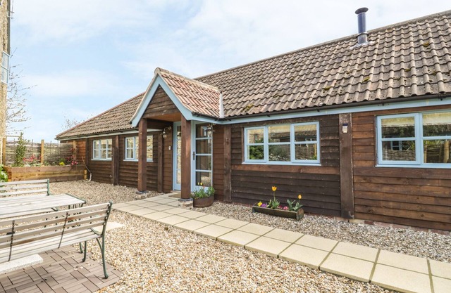SHIPPON BARN, pet friendly, with a garden in Yeovil, Somerset
