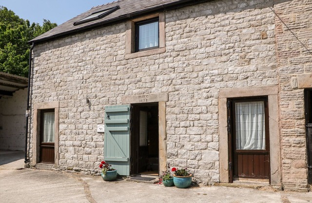 SHIPPON COTTAGE, pet friendly in Castleton, Peak District