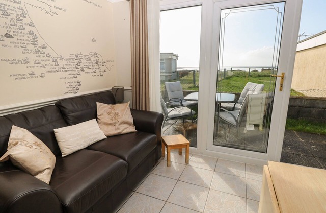 SHIPWRECK CHALET, pet friendly, country holiday cottage in Kidwelly