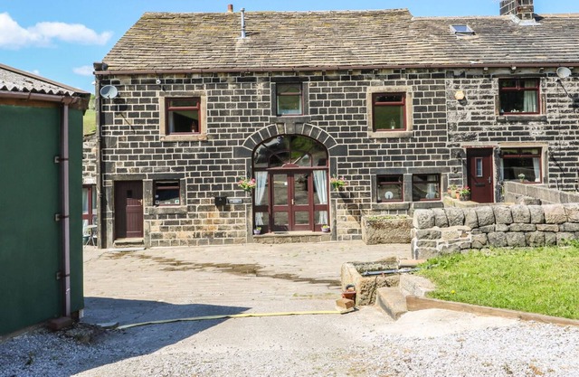 SHOEBROAD BARN, pet friendly, with open fire in Todmorden