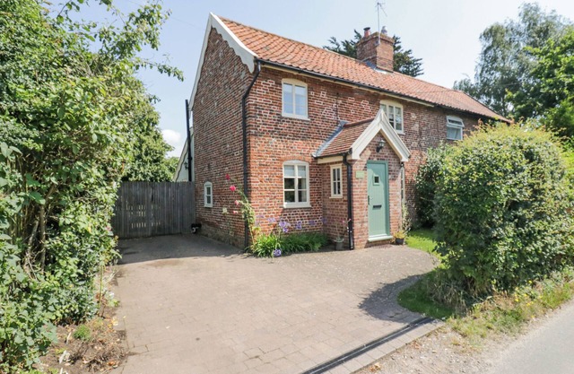 SHOEMAKERS COTTAGE, FRISTON, pet friendly, with open fire in Friston