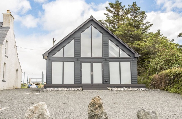 SHORE LODGE, romantic, luxury holiday cottage in Stornoway