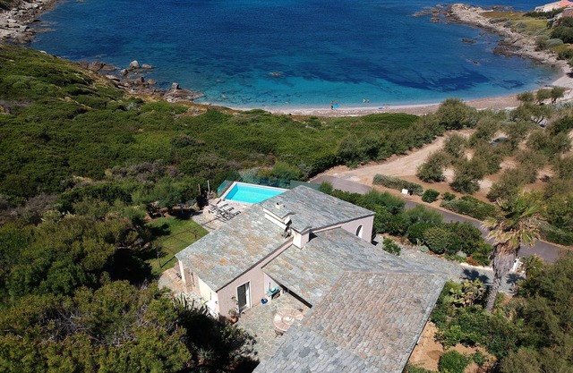 Shorefront villa offers great amenities and views giving onto the beach below