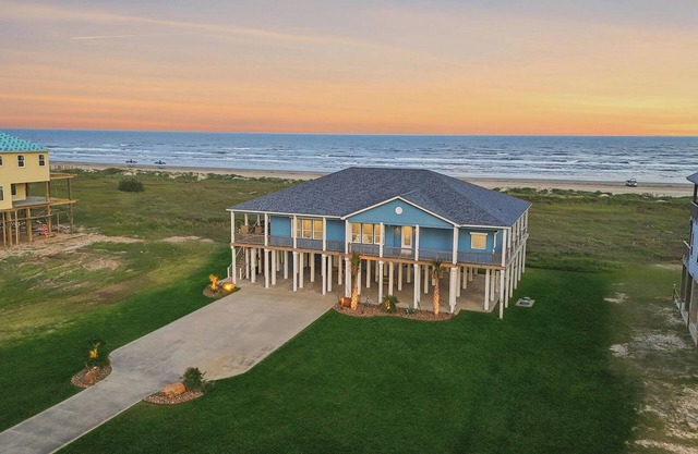 Shoreline Sanctuary - Seahorse Beachfront on 2 lots w/Elevator & Cabana Service