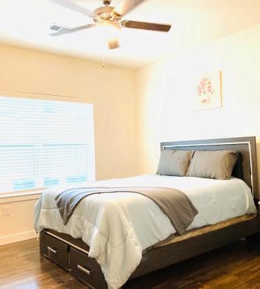 ShoreSide Retreat near Galveston Pool Parking&WiFi
