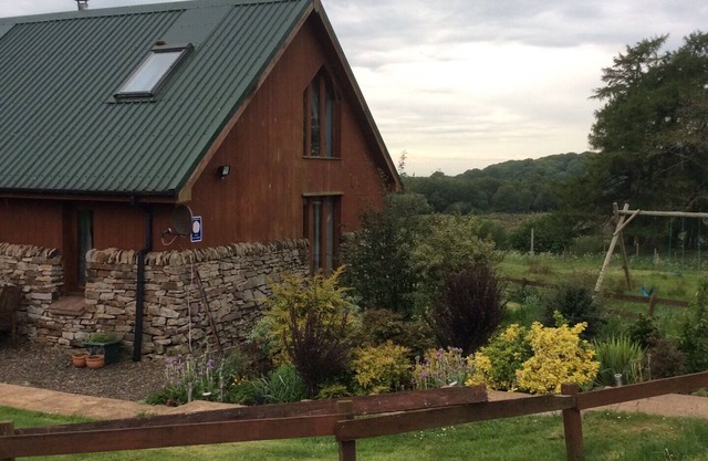 Short breaks avail now ! 2nights min, log fire,Pets welc,wine/chocs Inc.