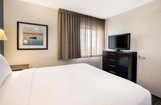 Short Drive to Kemah Boardwalk! Full Kitchen, Pet-friendly, Free Parking!