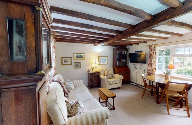 Short Let Space Bailey's Cottage two bedroom cottage near the centre of Aylesbury.