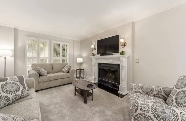 Short North Home 4BR w/backyard- 2 car garage in very safe neighborhood