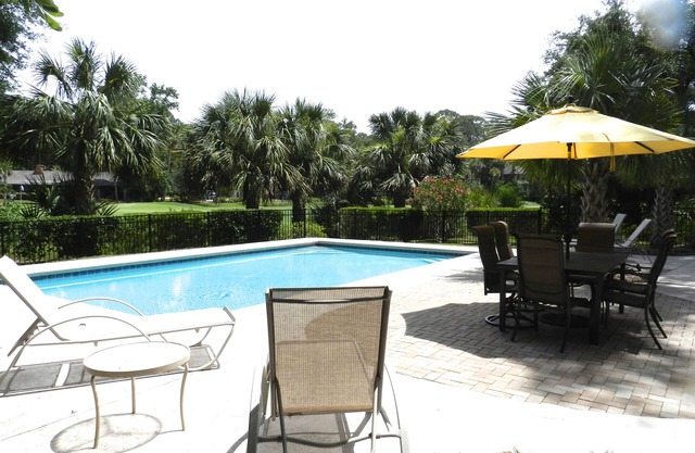 Short walk to beach, pool in full sun, golf view, bright open home, Pet Friendly