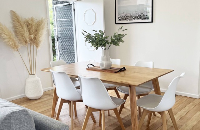 SHORT WALK TO BEACH, PET FRIENDLY,nCOSY NEWLY FURNISHED AND RENOVATED