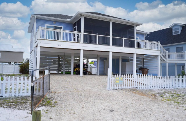 Short walk to the Beach and Bay, Pet Friendly and Fully Fenced yard