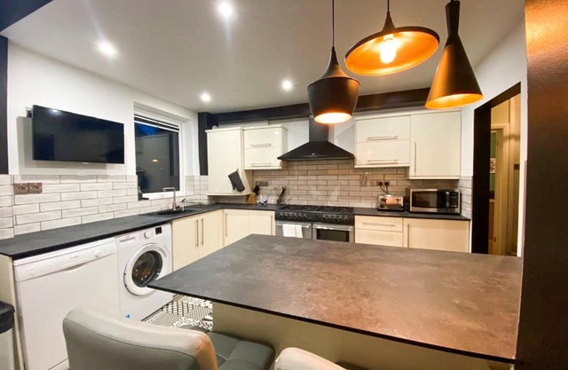 SHRIVENHAM - Spacious Home, High Speed Wi-Fi, Free Parking, Garden