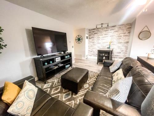 Side-by-Side Family Apartments - Sleeps 15 Total