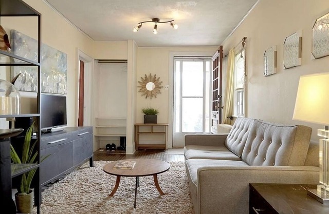 Side Street Oasis: 2bdrm+Den Open Concept