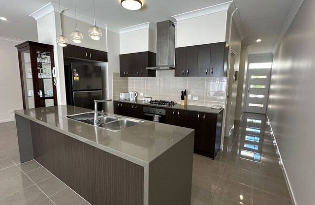`Sienna Rise` - Walk to Westfield - sleeps 6