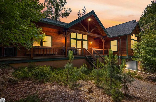 Sierra House of Twain Harte in the foothills of Yosemite & Stanislaus