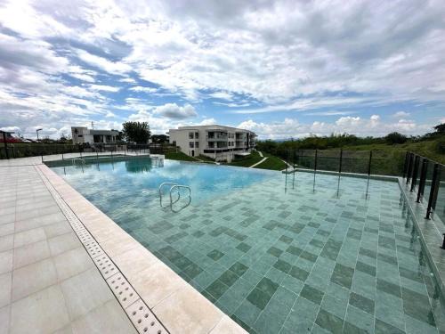 Sierra real coccora 101 torre 1-Lindo Apartamento cerca al club campestre