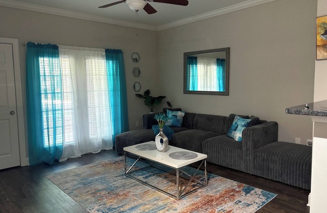 Signature Stays Cozy Midtown Retreat.