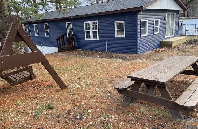 Silver Lake Cottage. 1 Mile from Sand Dunes. Quiet Street. Sleeps 12-14.